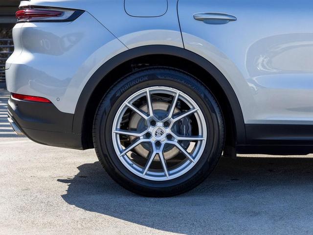 Photo of 2025 Dolomite Silver Metallic Porsche Cayenne