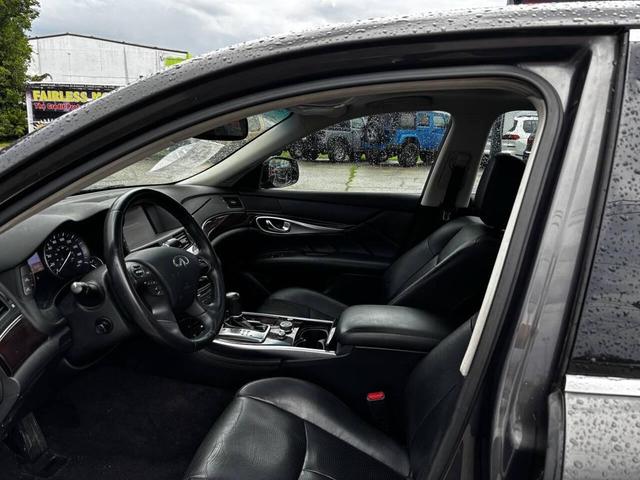 Photo of 2015 Gray INFINITI Q70