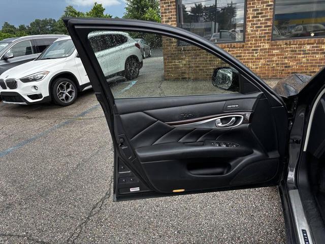 Photo of 2015 Gray INFINITI Q70