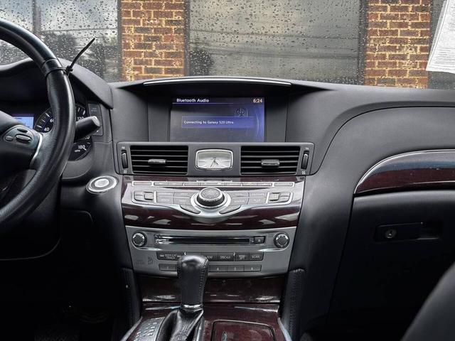 Photo of 2015 Gray INFINITI Q70