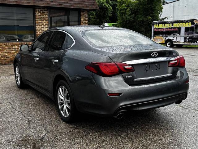 Photo of 2015 Gray INFINITI Q70