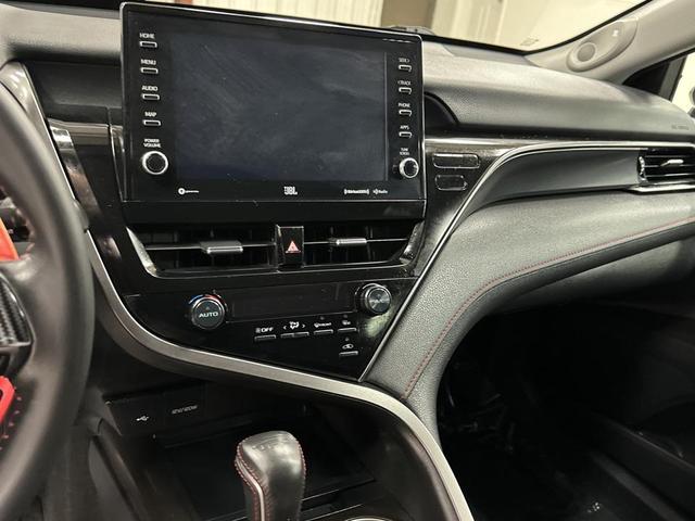 Photo of 2022 Wind Chill Pearl w/Midnight Black Metallic Roof Toyota Camry