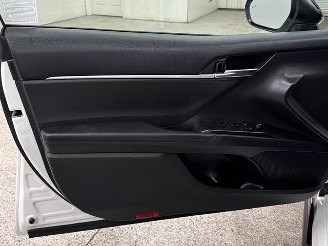 Photo of 2022 Wind Chill Pearl w/Midnight Black Metallic Roof Toyota Camry