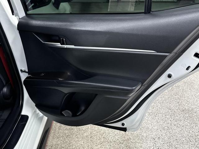 Photo of 2022 Wind Chill Pearl w/Midnight Black Metallic Roof Toyota Camry