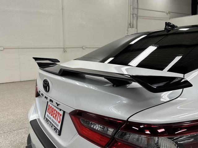 Photo of 2022 Wind Chill Pearl w/Midnight Black Metallic Roof Toyota Camry