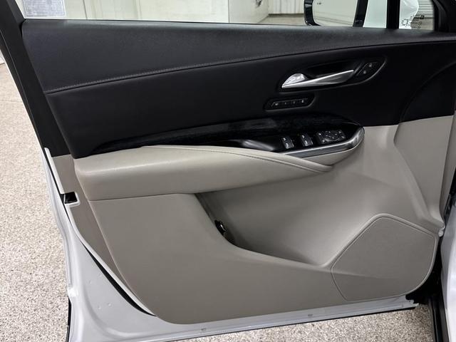 Photo of 2021 Crystal White Tricoat Cadillac XT4