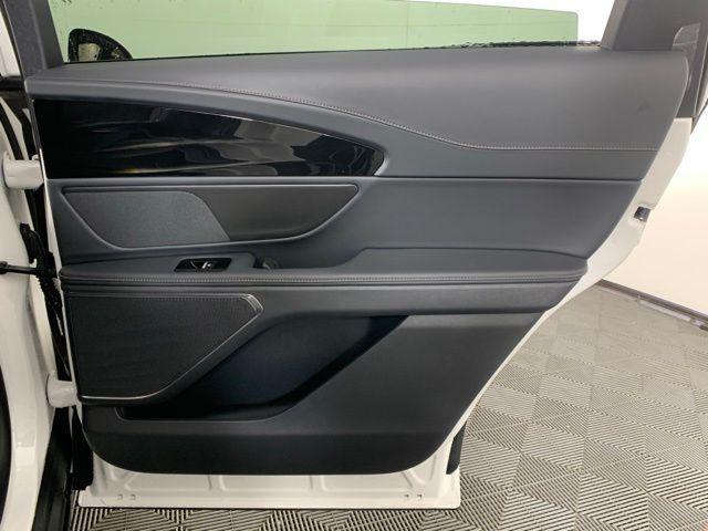 Photo of 2025 White Platinum Clearcoat Metallic Lincoln Nautilus