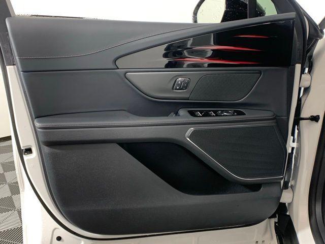 Photo of 2025 White Platinum Clearcoat Metallic Lincoln Nautilus
