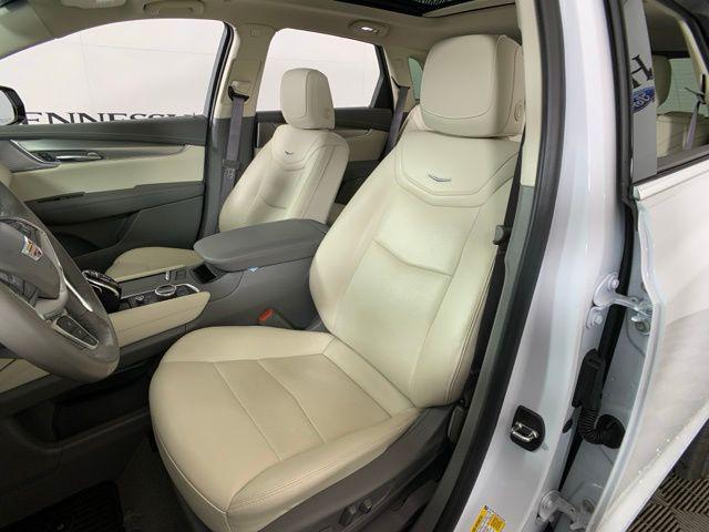 Photo of 2024 Crystal White Tricoat Cadillac XT5