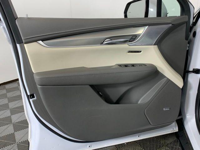 Photo of 2024 Crystal White Tricoat Cadillac XT5