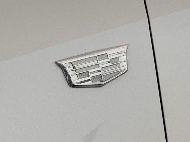 Photo of 2024 Crystal White Tricoat Cadillac XT5