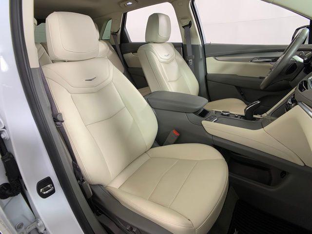 Photo of 2024 Crystal White Tricoat Cadillac XT5