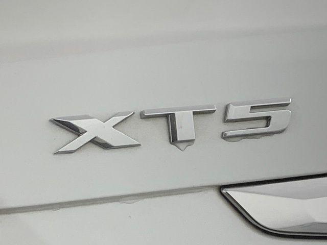 Photo of 2024 Crystal White Tricoat Cadillac XT5
