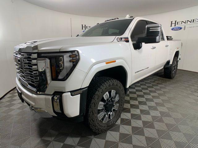 Photo of 2024 White Frost Tricoat GMC Sierra 2500