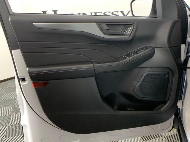 Photo of 2025 Oxford White Ford Escape