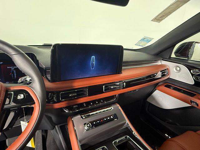 Photo of 2025 White Metallic Lincoln Aviator