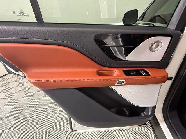 Photo of 2025 White Metallic Lincoln Aviator