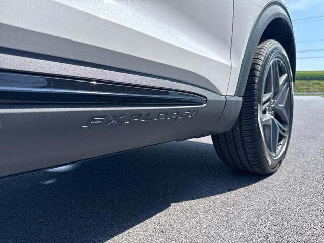 Photo of 2025 White Ford Explorer