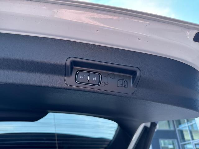 Photo of 2025 White Ford Explorer