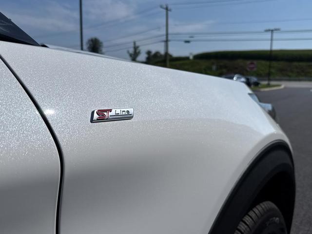 Photo of 2025 White Ford Explorer