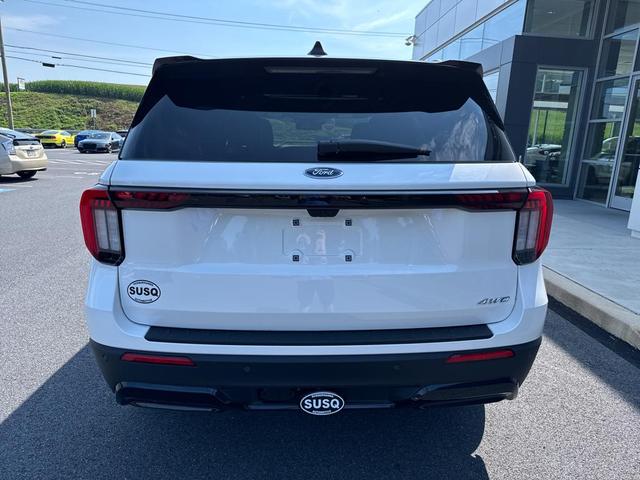 Photo of 2025 White Ford Explorer