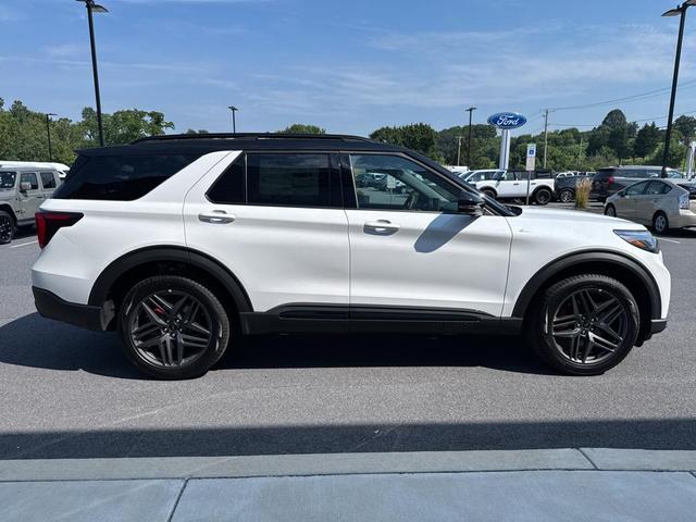 Photo of 2025 White Ford Explorer
