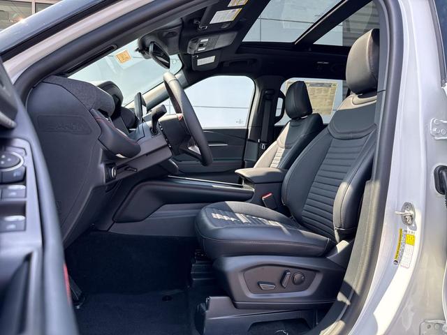 Photo of 2025 White Ford Explorer