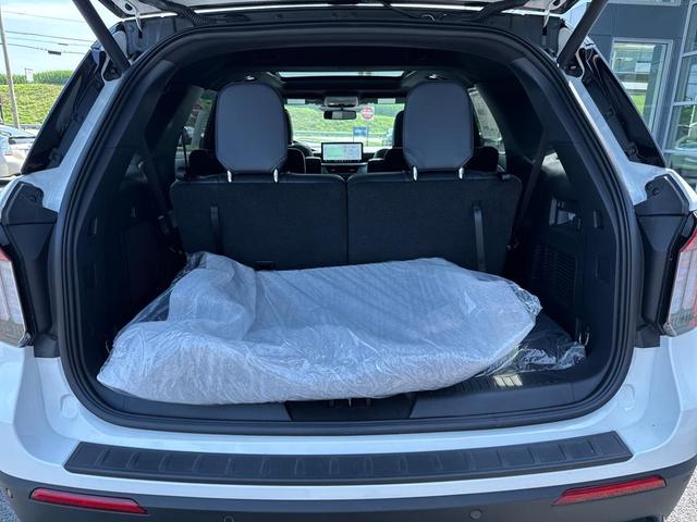 Photo of 2025 White Ford Explorer