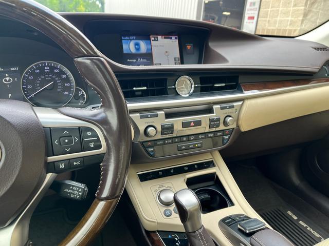 Photo of 2016 Matador Red Mica Lexus ES 300h