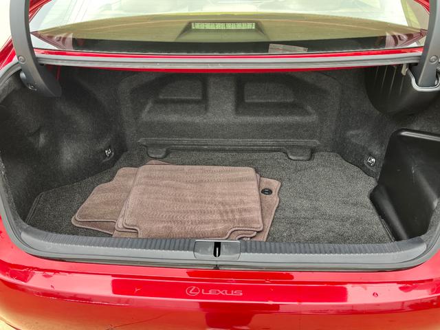 Photo of 2016 Matador Red Mica Lexus ES 300h