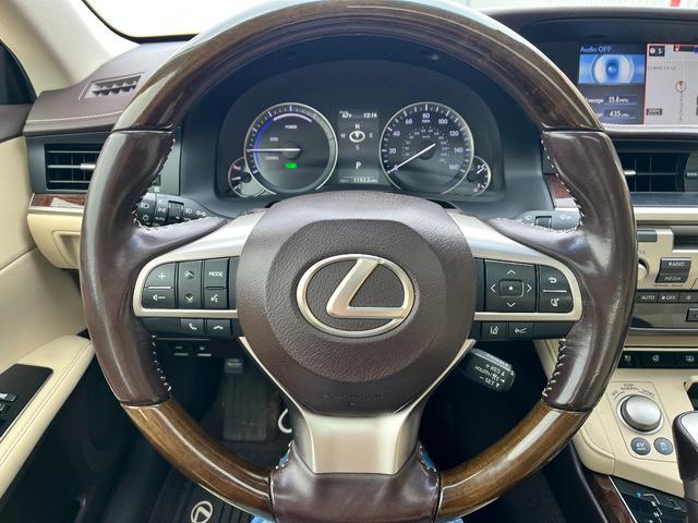 Photo of 2016 Matador Red Mica Lexus ES 300h
