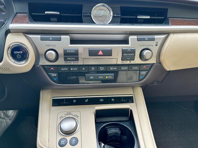 Photo of 2016 Matador Red Mica Lexus ES 300h