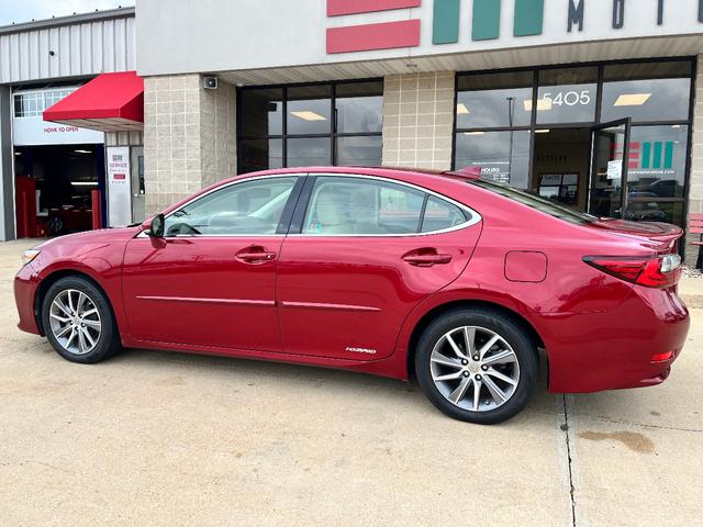 Photo of 2016 Matador Red Mica Lexus ES 300h
