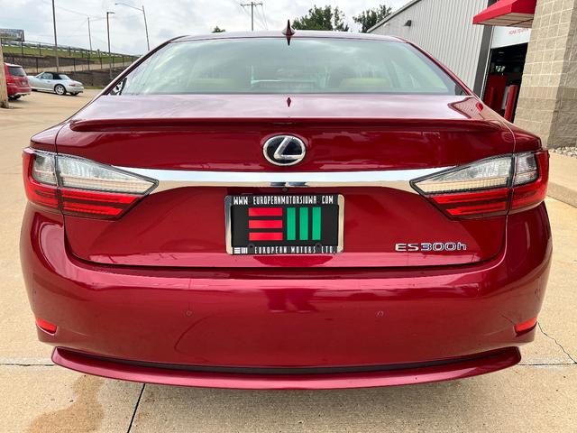 Photo of 2016 Matador Red Mica Lexus ES 300h