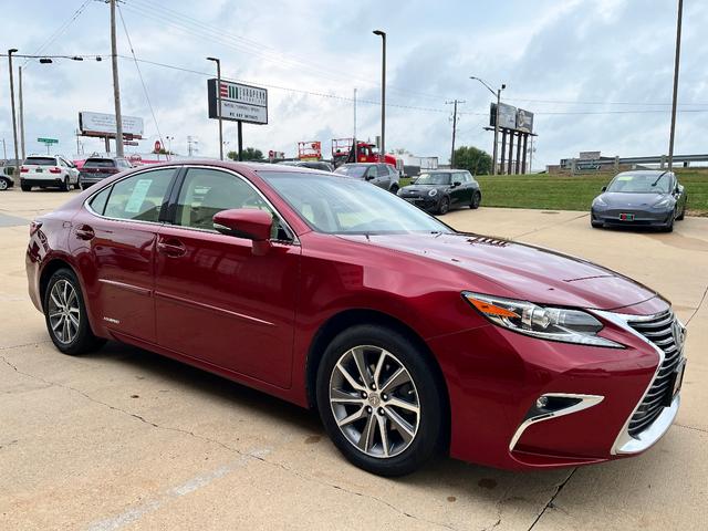 Photo of 2016 Matador Red Mica Lexus ES 300h