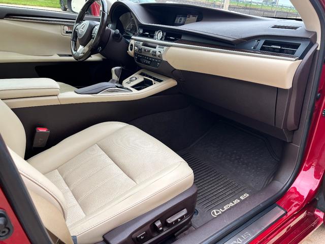 Photo of 2016 Matador Red Mica Lexus ES 300h