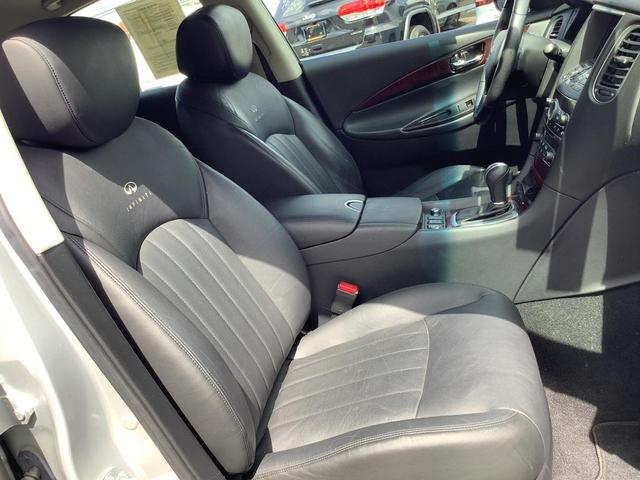 Photo of 2010 SILVER INFINITI EX35