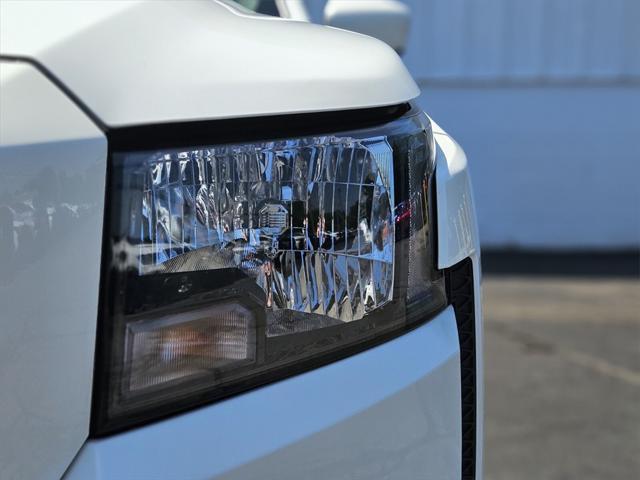 Photo of 2022 Glacier White Nissan Frontier