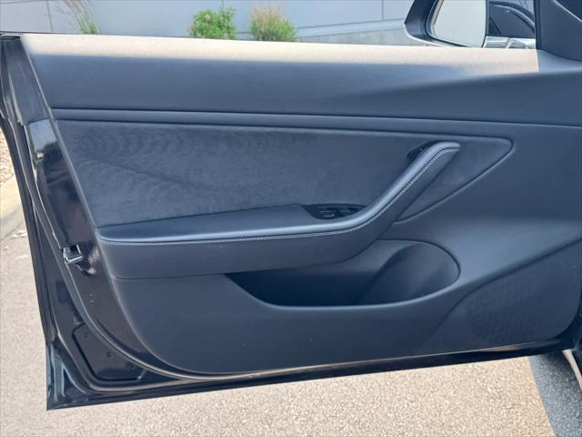 Photo of 2018 BLACK Tesla Model 3