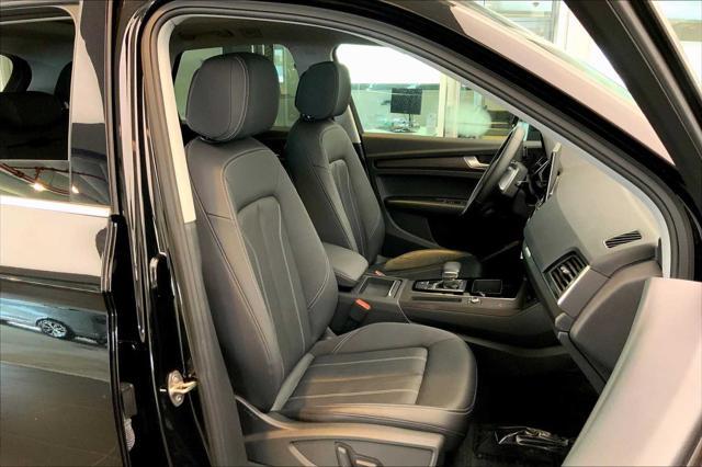 Photo of 2021 Mythos Black Metallic Audi Q5
