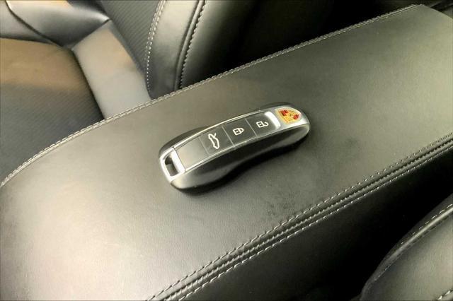 Photo of 2021 Gentian Blue Metallic Porsche 911