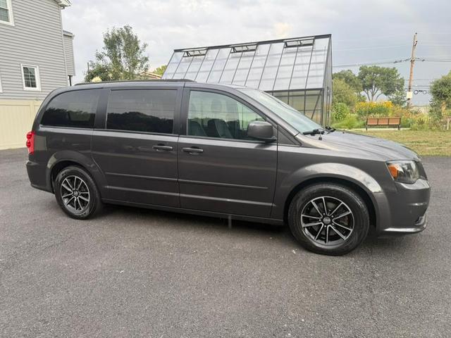 Photo of 2017 Granite Pearlcoat Dodge Grand Caravan