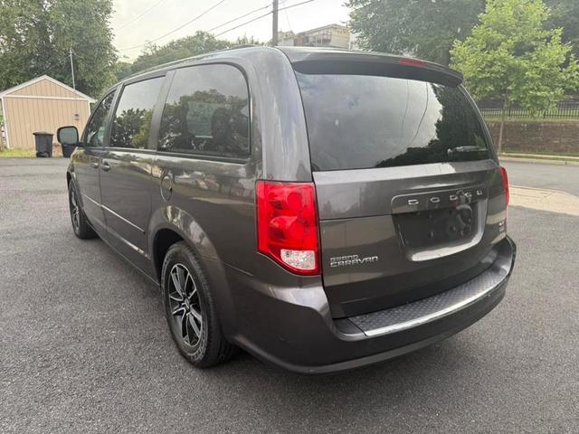 Photo of 2017 Granite Pearlcoat Dodge Grand Caravan