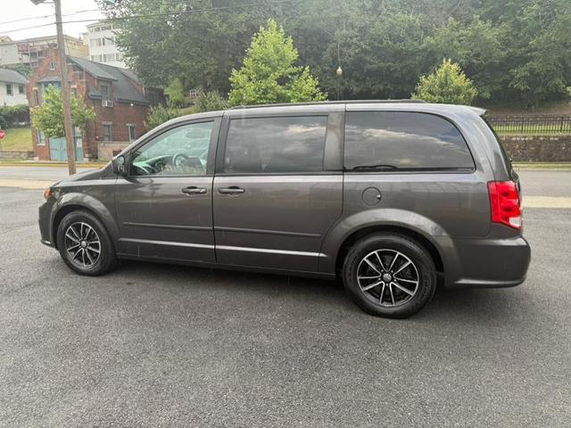 Photo of 2017 Granite Pearlcoat Dodge Grand Caravan
