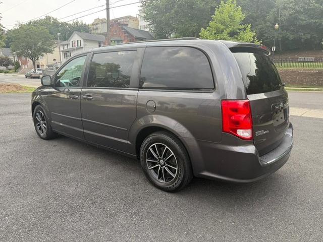 Photo of 2017 Granite Pearlcoat Dodge Grand Caravan