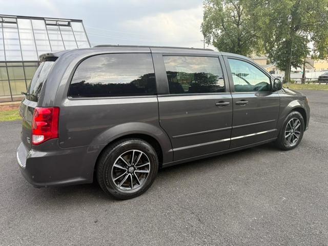 Photo of 2017 Granite Pearlcoat Dodge Grand Caravan