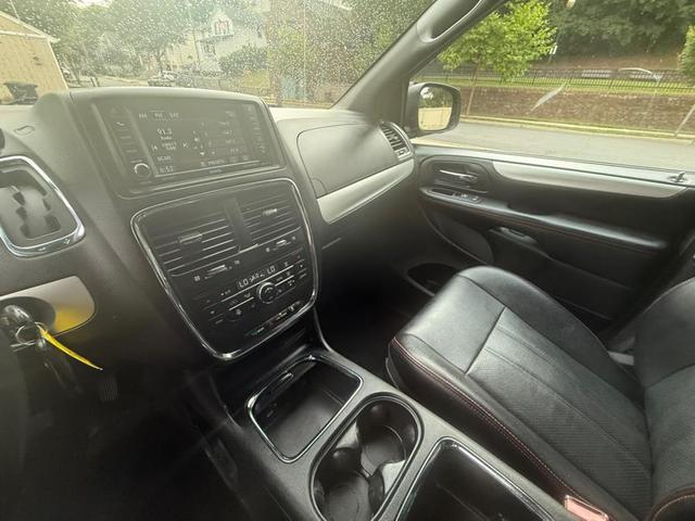Photo of 2017 Granite Pearlcoat Dodge Grand Caravan