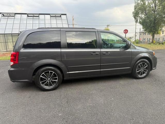 Photo of 2017 Granite Pearlcoat Dodge Grand Caravan