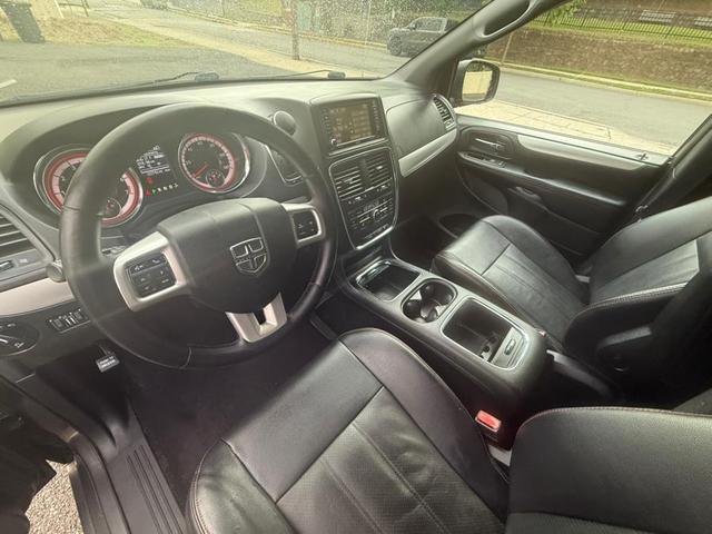 Photo of 2017 Granite Pearlcoat Dodge Grand Caravan