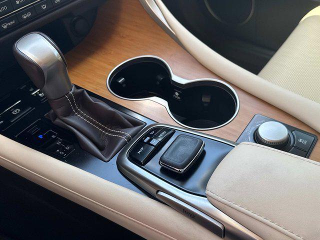 Photo of 2019 Ultra White Lexus RX 350